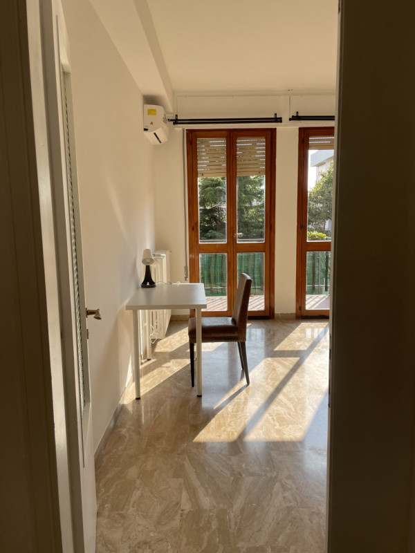 Scopri questo splendido appartamento pentalocale situato nel cuore del quartiere Santa Rita di Pa...