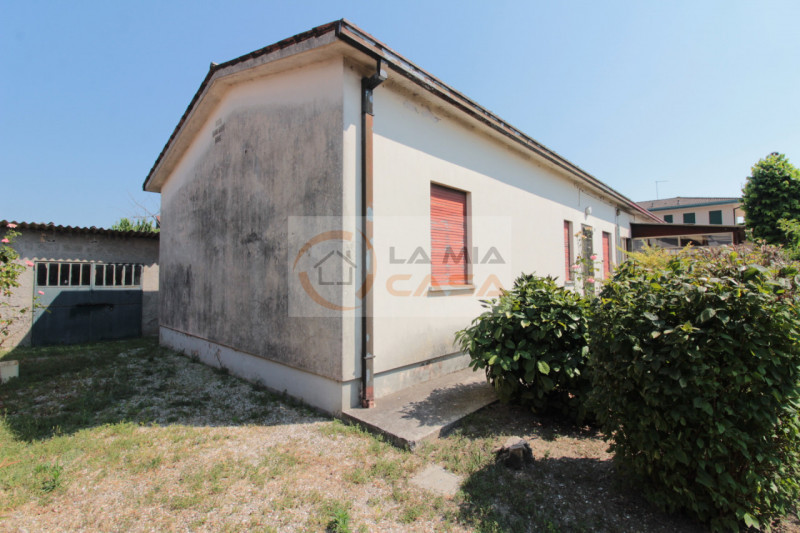 CAMPOLONGO MAGGIORE - CENTRO: Su lotto di circa 350 mq, porzione di bifamiliare distribuita su un...