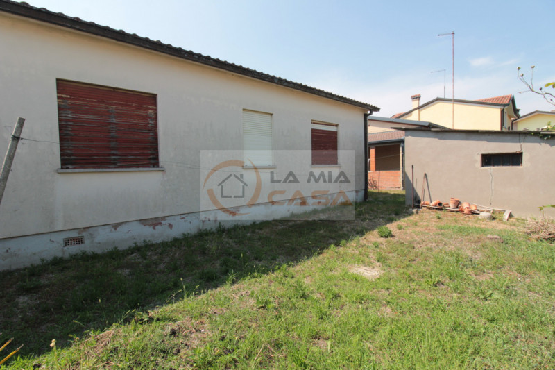 CAMPOLONGO MAGGIORE - CENTRO: Su lotto di circa 350 mq, porzione di bifamiliare distribuita su un...