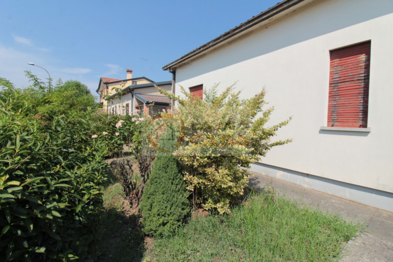 CAMPOLONGO MAGGIORE - CENTRO: Su lotto di circa 350 mq, porzione di bifamiliare distribuita su un...