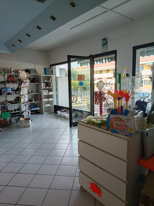 In esclusiva proponiamo in vendita un’attività commerciale storica, situata nel cuore della vivac...