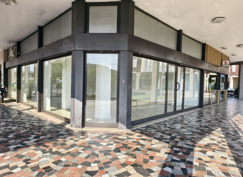 Se stai cercando un'opportunità commerciale in una zona strategica e movimentata, questo negozio ...