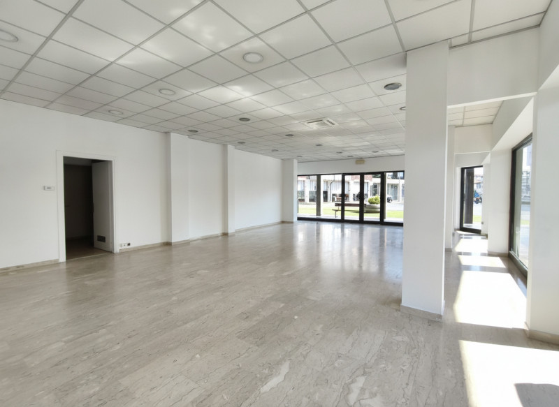 Se stai cercando un'opportunità commerciale in una zona strategica e movimentata, questo negozio ...