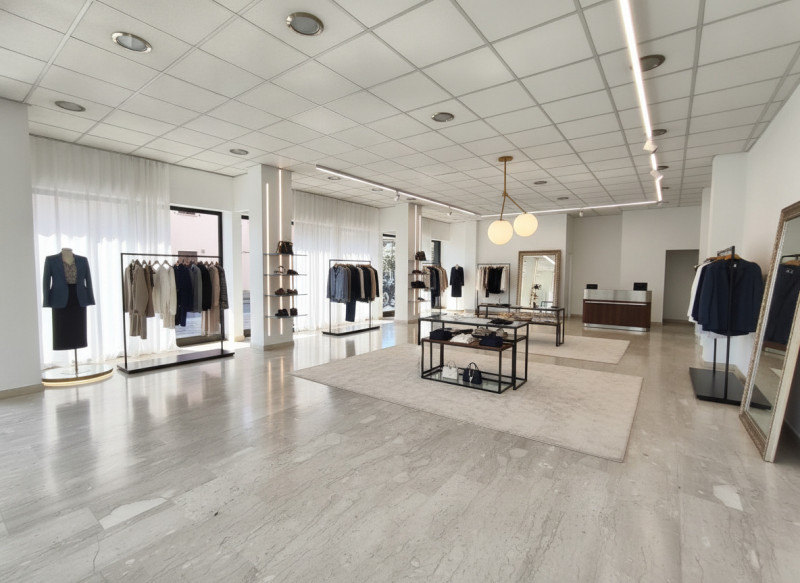 Se stai cercando un'opportunità commerciale in una zona strategica e movimentata, questo negozio ...
