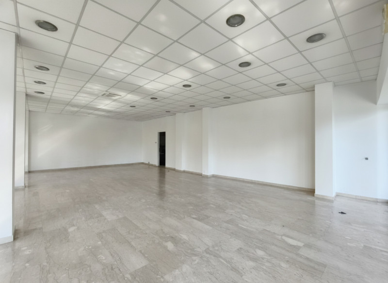 Se stai cercando un'opportunità commerciale in una zona strategica e movimentata, questo negozio ...