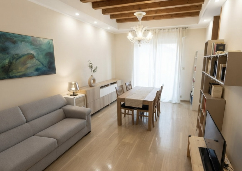 (Per INFO Monica 3482688677) Nel cuore del vivace quartiere Portello di Padova, a pochi passi dag...