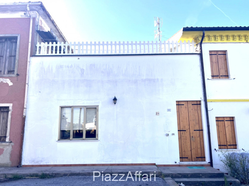 Si propone interessante appartamento al piano terra con ingresso indipendente. 
No spese condomin...