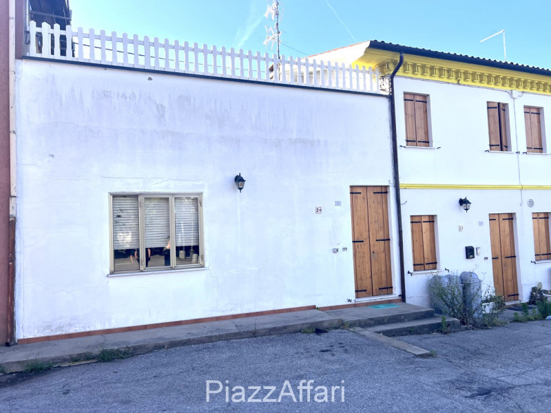 Si propone interessante appartamento al piano terra con ingresso indipendente. 
No spese condomin...