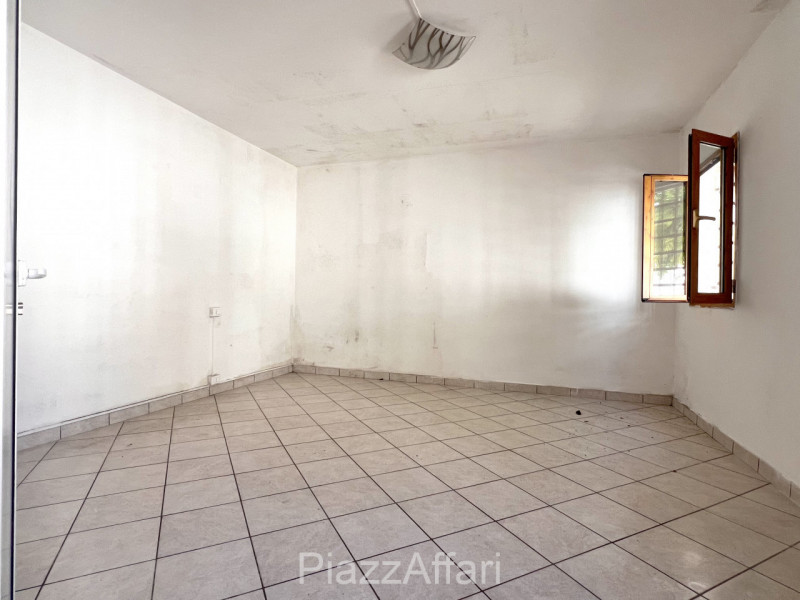 Si propone interessante appartamento al piano terra con ingresso indipendente. 
No spese condomin...