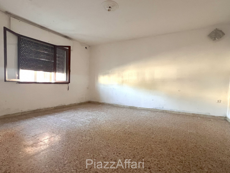 Si propone interessante appartamento al piano terra con ingresso indipendente. 
No spese condomin...