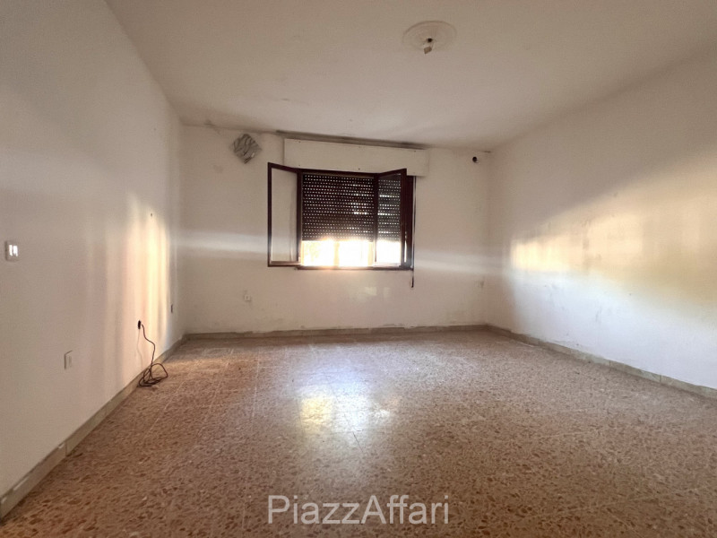 Si propone interessante appartamento al piano terra con ingresso indipendente. 
No spese condomin...