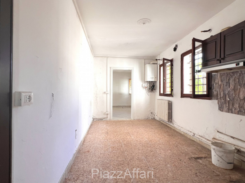 Si propone interessante appartamento al piano terra con ingresso indipendente. 
No spese condomin...