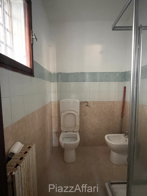 Si propone interessante appartamento al piano terra con ingresso indipendente. 
No spese condomin...