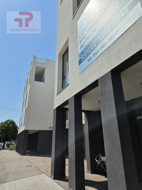 Scopri gli uffici moderni e funzionali disponibili per l'affitto nella rinomata zona industriale ...