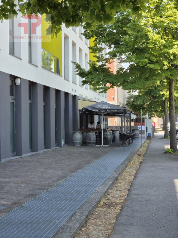 Scopri gli uffici moderni e funzionali disponibili per l'affitto nella rinomata zona industriale ...