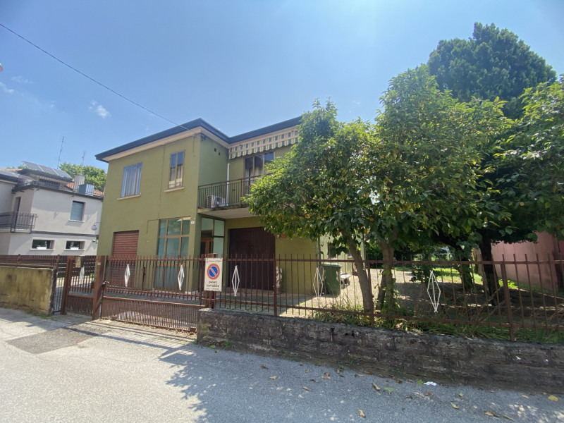 Proponiamo nel centralissimo quartiere Forcellini, introvabile casa singola disposta su due livel...