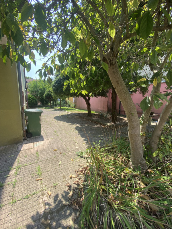 Proponiamo nel centralissimo quartiere Forcellini, introvabile casa singola disposta su due livel...