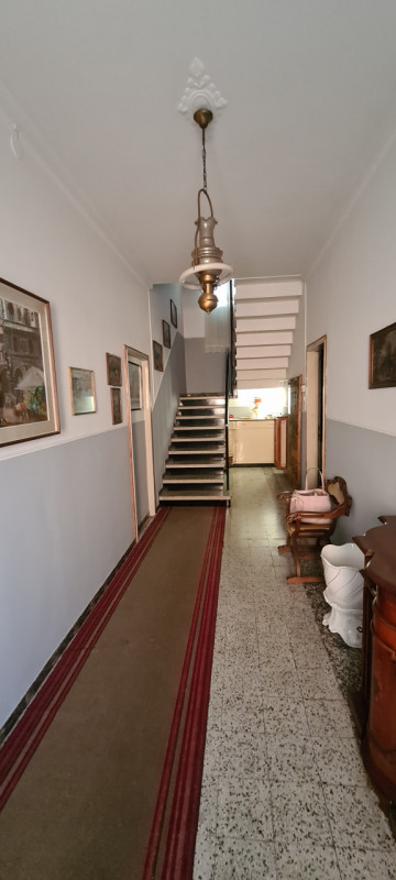 Proponiamo nel centralissimo quartiere Forcellini, introvabile casa singola disposta su due livel...