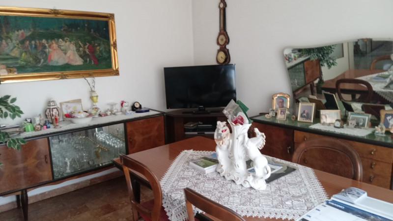 Proponiamo nel centralissimo quartiere Forcellini, introvabile casa singola disposta su due livel...