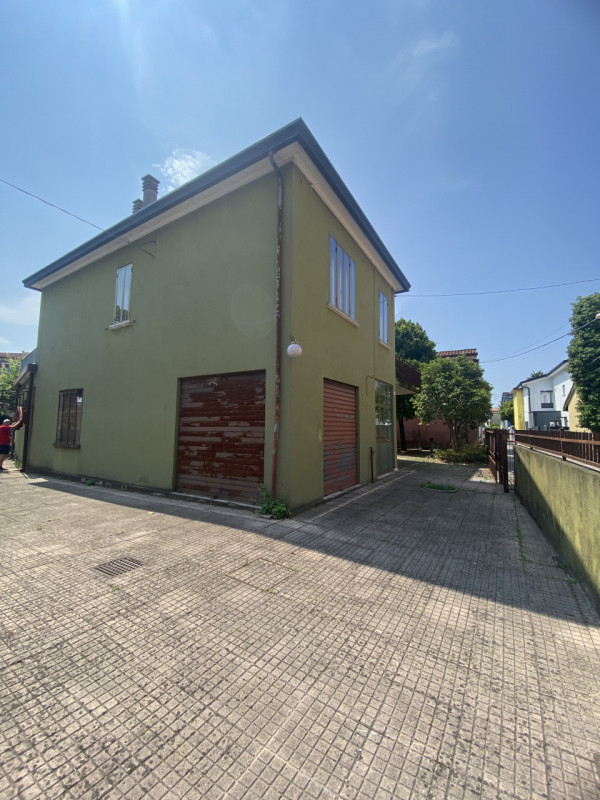 Proponiamo nel centralissimo quartiere Forcellini, introvabile casa singola disposta su due livel...