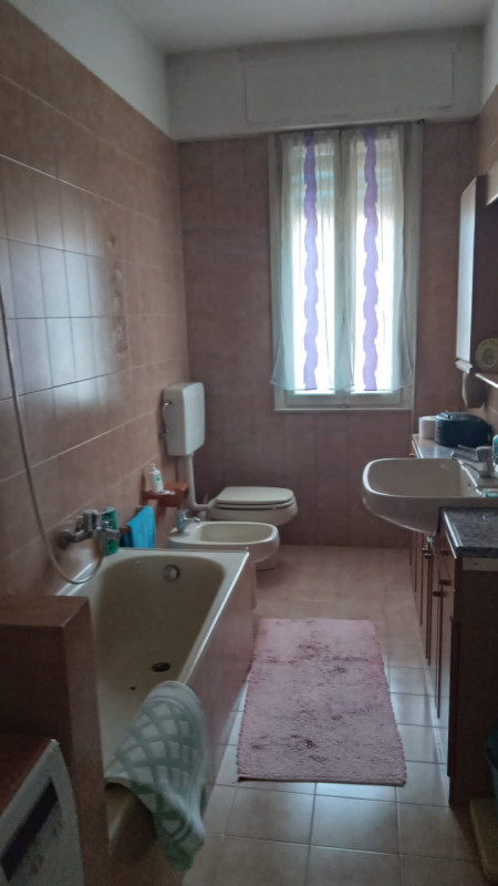 Proponiamo nel centralissimo quartiere Forcellini, introvabile casa singola disposta su due livel...