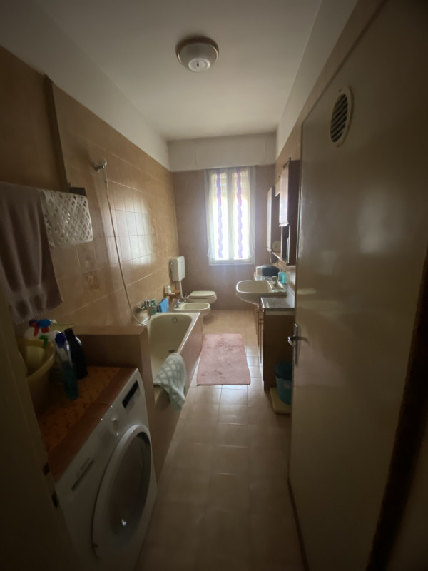 Proponiamo nel centralissimo quartiere Forcellini, introvabile casa singola disposta su due livel...