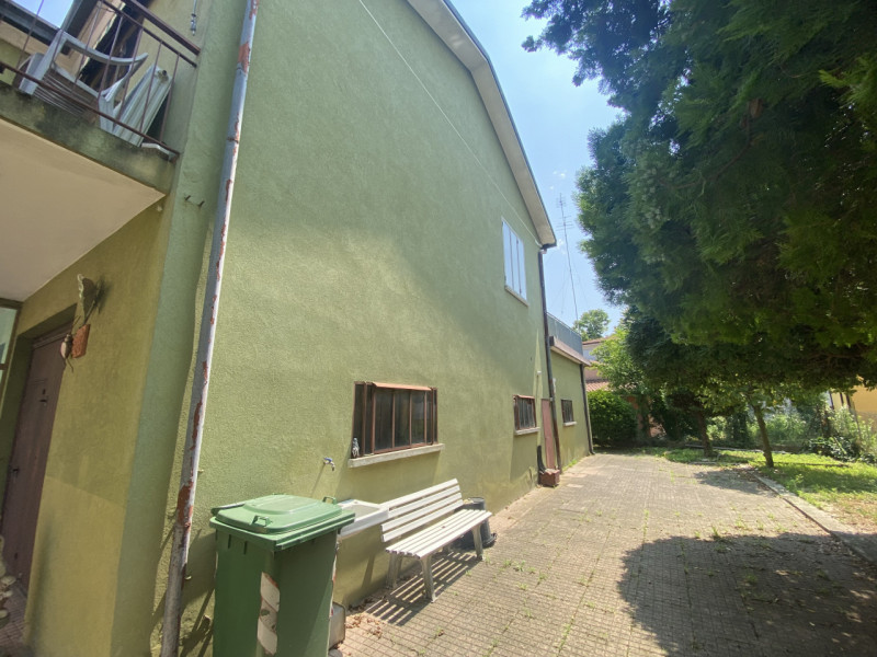 Proponiamo nel centralissimo quartiere Forcellini, introvabile casa singola disposta su due livel...