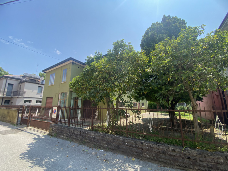 Proponiamo nel centralissimo quartiere Forcellini, introvabile casa singola disposta su due livel...