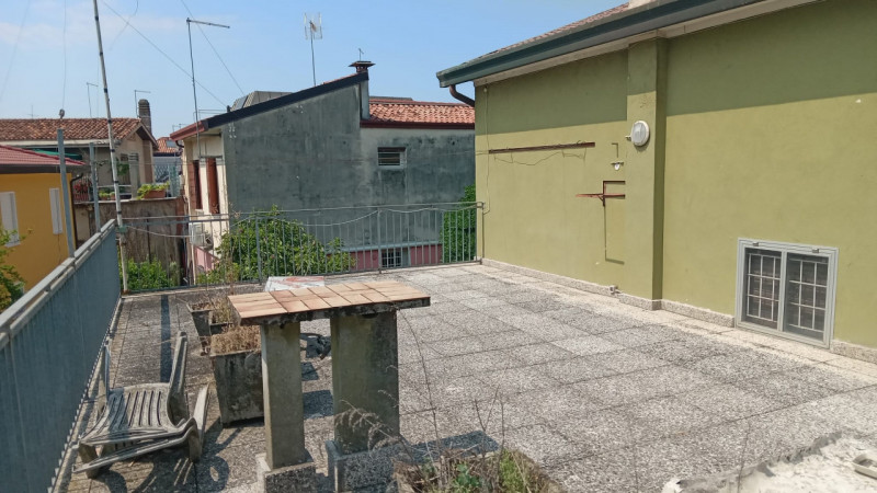 Proponiamo nel centralissimo quartiere Forcellini, introvabile casa singola disposta su due livel...