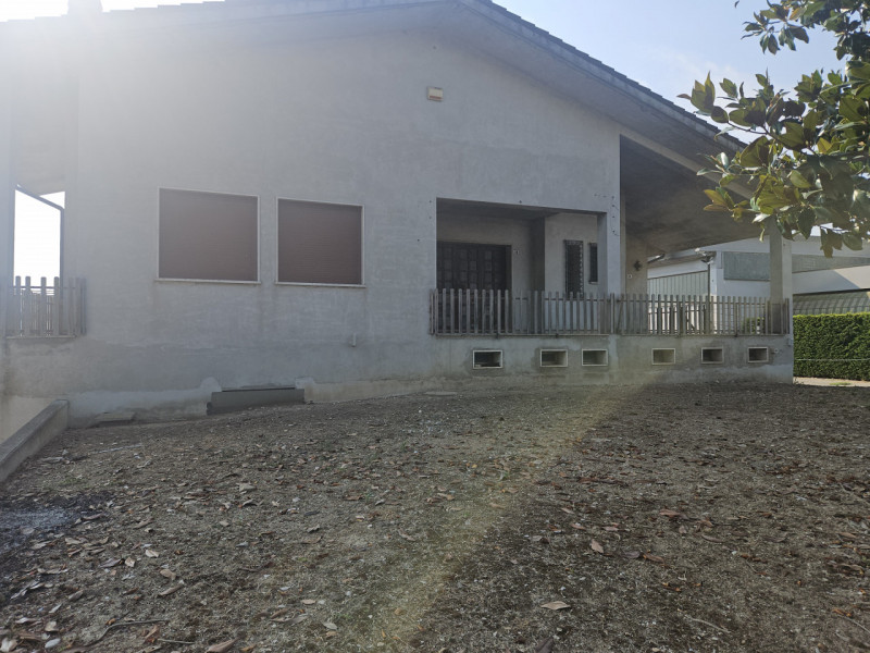 Situata nel cuore di Vighizzolo d'Este, questa affascinante villa singola offre un'opportunità im...