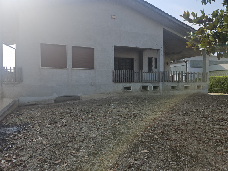 Situata nel cuore di Vighizzolo d'Este, questa affascinante villa singola offre un'opportunità im...