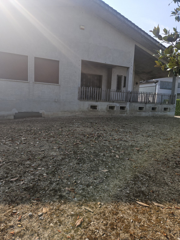 Situata nel cuore di Vighizzolo d'Este, questa affascinante villa singola offre un'opportunità im...