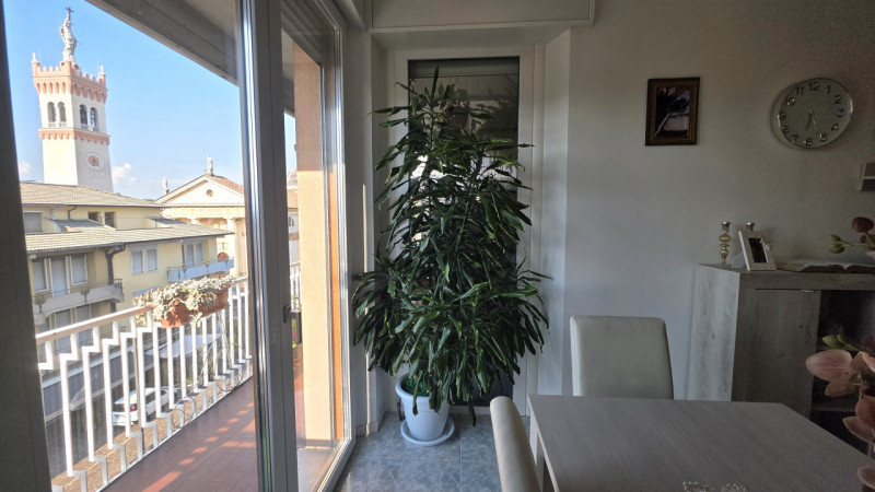 In posizione centrale, in Piazza dei Martiri della Libertà a Caerano di San Marco, proponiamo in ...