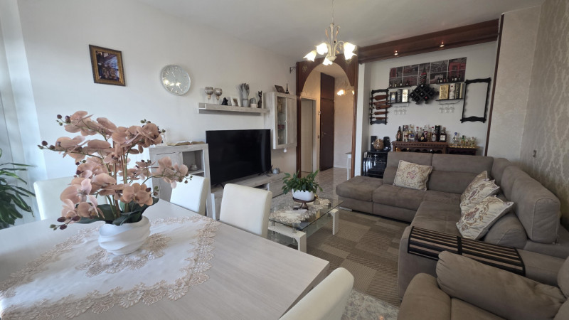 In posizione centrale, in Piazza dei Martiri della Libertà a Caerano di San Marco, proponiamo in ...