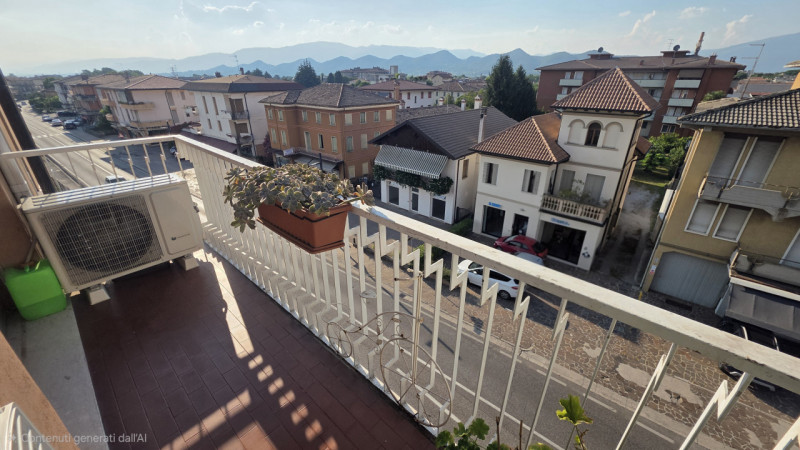 In posizione centrale, in Piazza dei Martiri della Libertà a Caerano di San Marco, proponiamo in ...