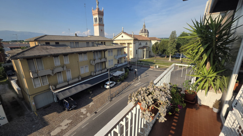 In posizione centrale, in Piazza dei Martiri della Libertà a Caerano di San Marco, proponiamo in ...