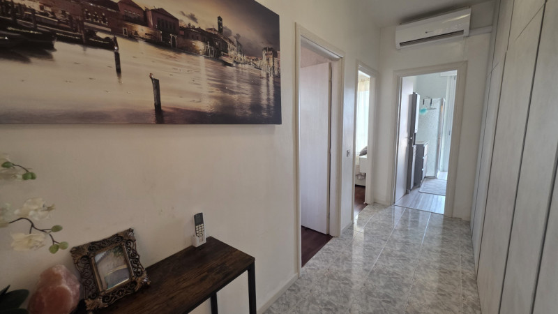 In posizione centrale, in Piazza dei Martiri della Libertà a Caerano di San Marco, proponiamo in ...