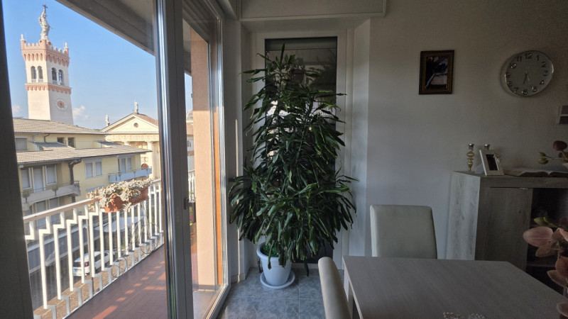 In posizione centrale, in Piazza dei Martiri della Libertà a Caerano di San Marco, proponiamo in ...
