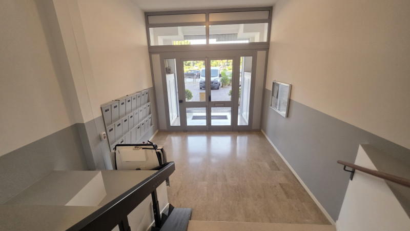 In posizione centrale, in Piazza dei Martiri della Libertà a Caerano di San Marco, proponiamo in ...