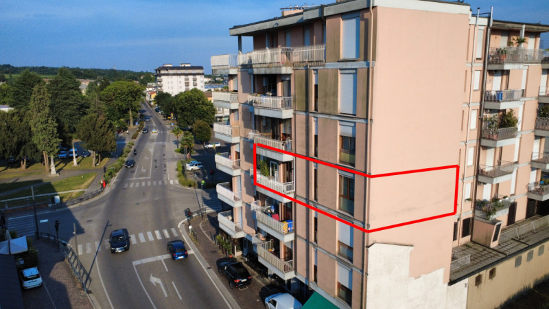 In posizione centrale, in Piazza dei Martiri della Libertà a Caerano di San Marco, proponiamo in ...