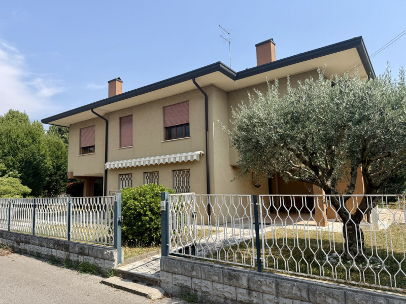 Castelfranco V.to: proponiamo in vendita una abitazione bifamiliare indipendente disposta su 2 li...