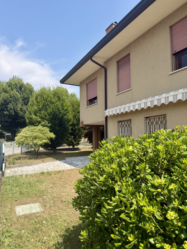 Castelfranco V.to: proponiamo in vendita una abitazione bifamiliare indipendente disposta su 2 li...