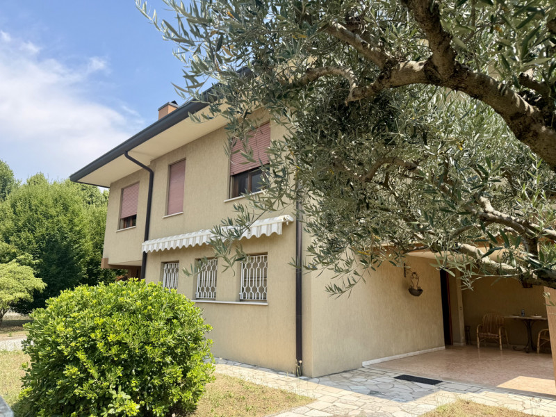 Castelfranco V.to: proponiamo in vendita una abitazione bifamiliare indipendente disposta su 2 li...