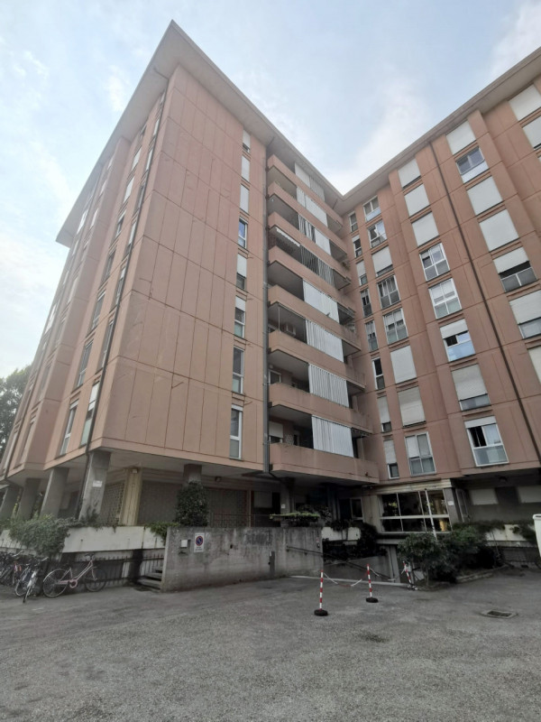 AMPIO 2 CAMERE ZONA PALESTRO €.229.000 - rif.LM014

Proponiamo un ampio 2 camere situato nel cuor...