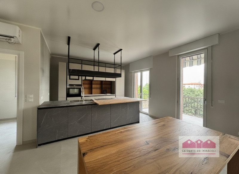 TEATRO NUOVO: ELEGANTE APPARTAMENTO CON QUATTRO CAMERE, TERRAZZE PANORAMICHE E GARAGE. RIF. 2277X...