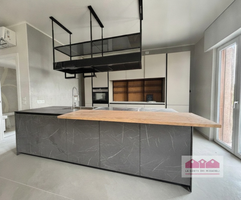 TEATRO NUOVO: ELEGANTE APPARTAMENTO CON QUATTRO CAMERE, TERRAZZE PANORAMICHE E GARAGE. RIF. 2277X...