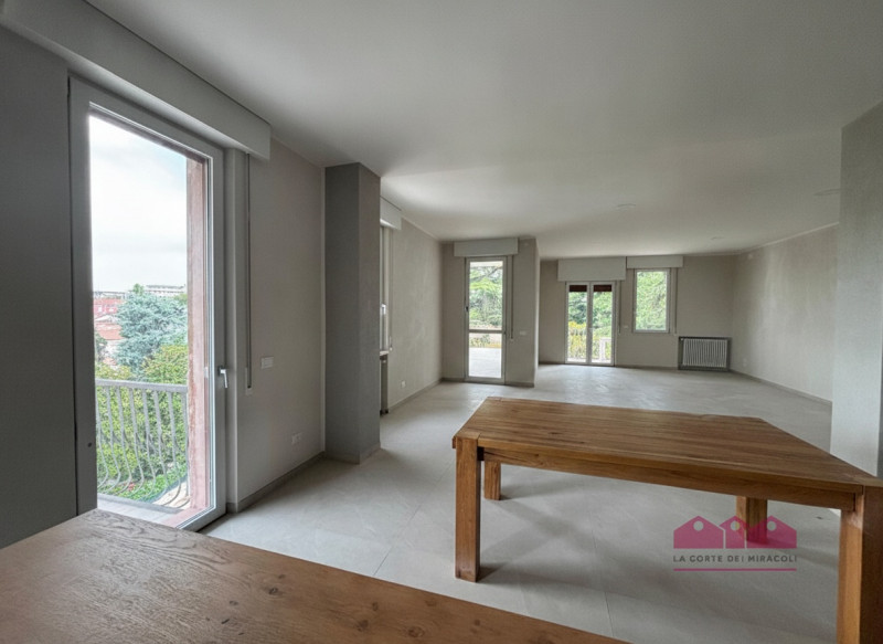 TEATRO NUOVO: ELEGANTE APPARTAMENTO CON QUATTRO CAMERE, TERRAZZE PANORAMICHE E GARAGE. RIF. 2277X...