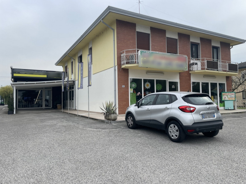 In vendita a Sant'Angelo di Piove di Sacco, proponiamo complesso immobiliare, situato in una stra...