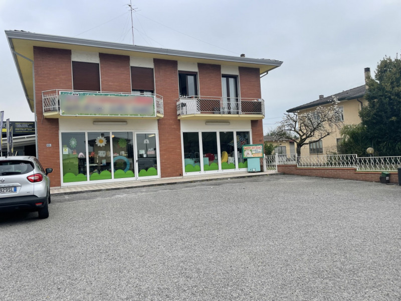 In vendita a Sant'Angelo di Piove di Sacco, proponiamo complesso immobiliare, situato in una stra...