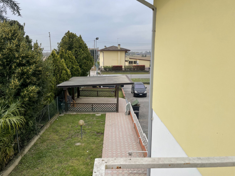 In vendita a Sant'Angelo di Piove di Sacco, proponiamo complesso immobiliare, situato in una stra...